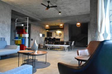 Grey Stone - Lakefront PentHouse Family Rooms