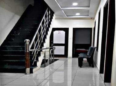 Goroomgo Madhu Palace Katra