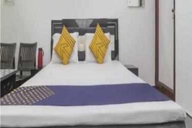 Goroomgo Madhu Palace Katra