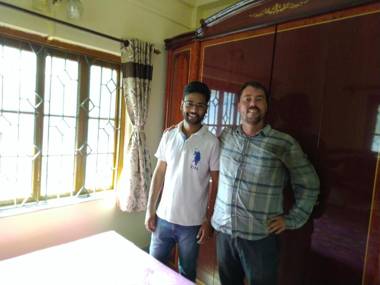 Spacious apt with Antique Furniture AC & Kitchen