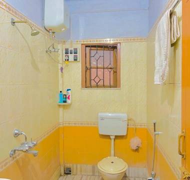 Spacious apt with Antique Furniture AC & Kitchen