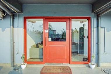 OYO Townhouse 75779 The Royal Retreat