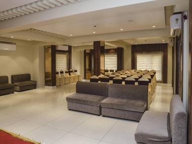 Capital O 11453 Radhe Palace