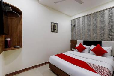OYO 82103 Luxury Inn Tollygunge