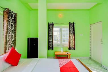 OYO 87565 Eco Plaza Inn