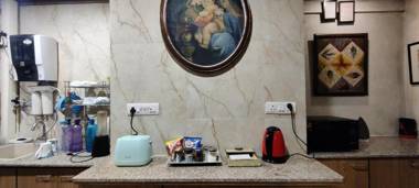 Contemporary Mini Apartment: Easy Walk to Park Street