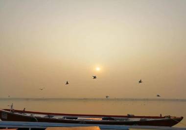 Pretty Garden View 3BHK Furnished Flat near Kashi Vishwanath Temple