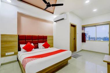 OYO Flagship 71075 HOTEL NIK PALACE