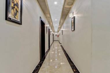 OYO Townhouse 812 Hotel The Grand White