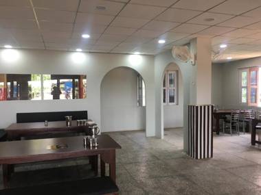 OYO HOME 83298 Master Hotel