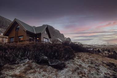 Vindheimar Cottage - Great View - Hot Tub