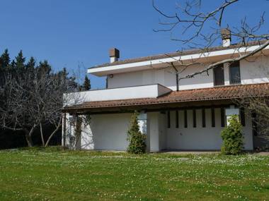 Villa with garden and splendid panorama only a few kilometers from the coast