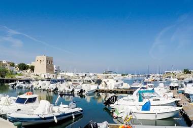 Villa piscina campo calcetto 6 camere Puglia m400