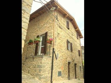 Old renovated house in the centre of the mountain village of Pascoso