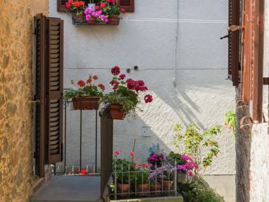 Old renovated house in the centre of the mountain village of Pascoso
