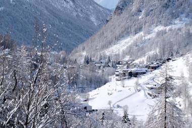HelloChalet - Maison Di Giovanni in centro storico Valtournenche a 100m Ski Bus