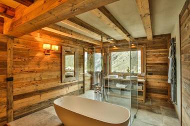 HelloChalet - Chalet Seventy One - Larger Family Ski Chalet in the center