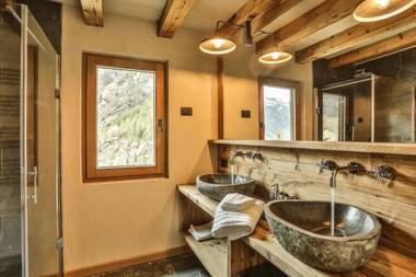 HelloChalet - Chalet Seventy One - Larger Family Ski Chalet in the center