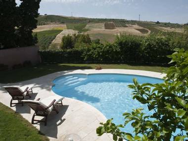 Delightful charming house with pool and all the facilities you need