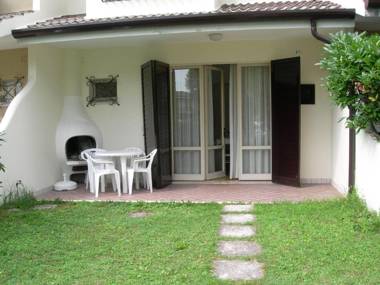 Beautiful Villa For 6 People-pool-tv-ac