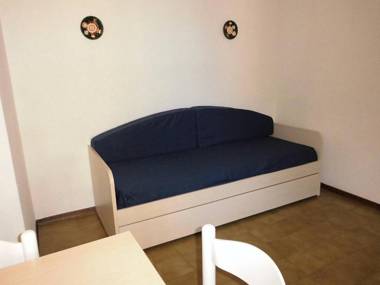 Beautiful Villa For 6 People-pool-tv-ac