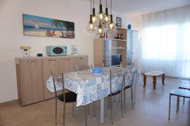 Apartment For 5 People Near The Beach