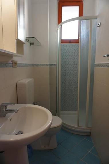 Two-room apartment with swimming pool in front of the beach