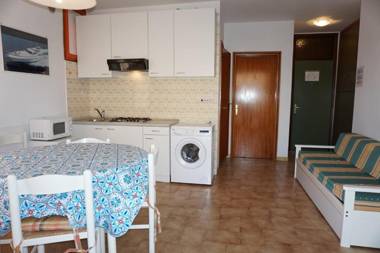 Two-room apartment with swimming pool in front of the beach