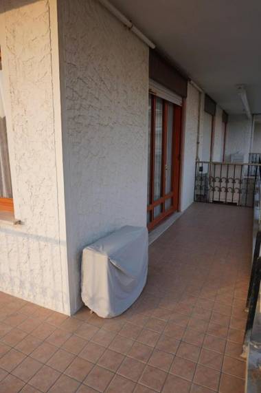 Two-room apartment with swimming pool in front of the beach