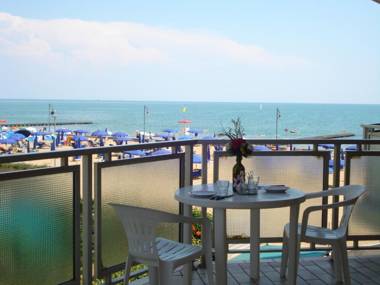 Splendid penthouse on the sea for 4 people