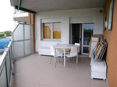 Beautiful one bedroom apartment facing the sea