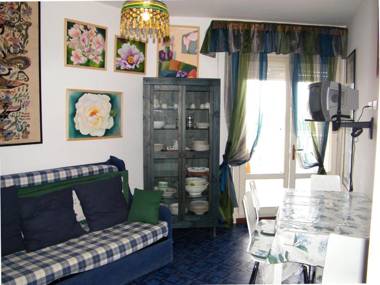 Beautiful one bedroom apartment facing the sea