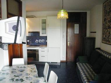 Beautiful one bedroom apartment facing the sea