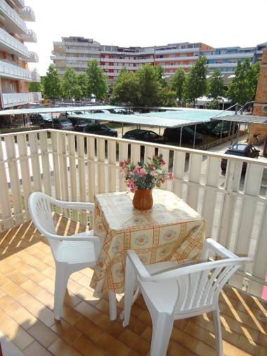 Amazing Apartment for 5 People -terrace-pool-tv