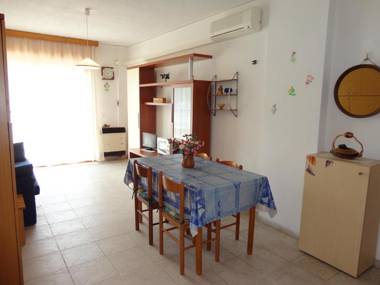 Amazing Apartment for 5 People -terrace-pool-tv