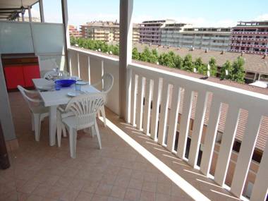 apartment with terrace for 5 people near the beach