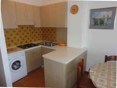 apartment with terrace for 5 people near the beach