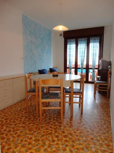 Apartment For 5 People-swimming Pool near the beach