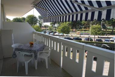 Beautiful Beachfront Apartment with Swimming Pool - Great Location