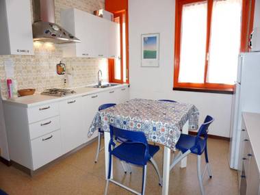 Apartment for 4 people with swimming pool facing the beach