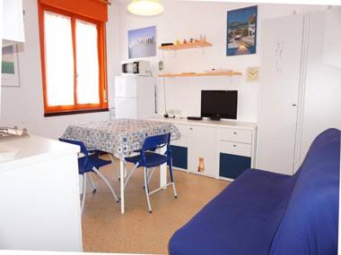 Apartment for 4 people with swimming pool facing the beach