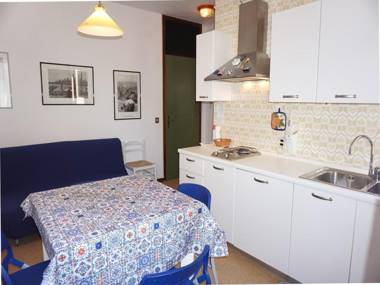 Apartment for 4 people with swimming pool facing the beach