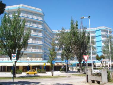 Fantastic Apartment Near the Beach Central Location - Communal Pool