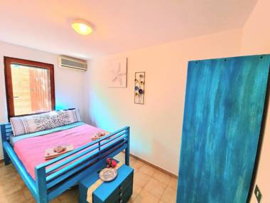 Stylish home with patio 3 min walk to the beach