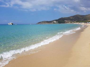 Stylish home with patio 3 min walk to the beach