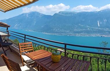 Casa Nonno Sergio lake view by Gardadomusmea