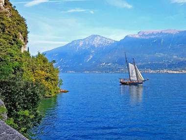 Teresa Campi Apartments Lake view by Gardadomusmea
