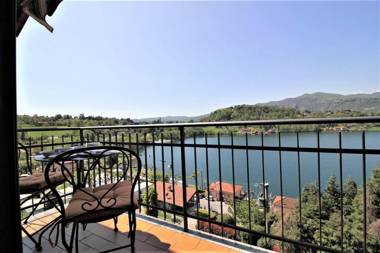 A lovely picture on the lake