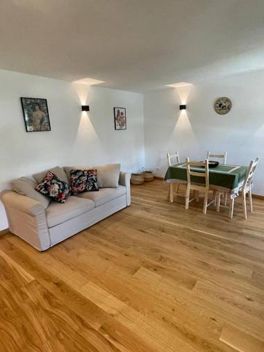 New Newly Renovated Apartment Palleusieux