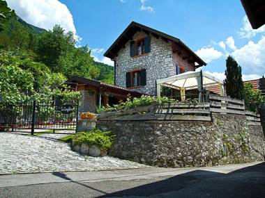 Independent cottage in Ponte nelle Alpi with private garden Wi-Fi and jacuzzi